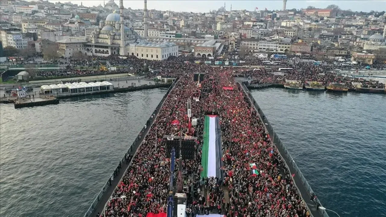 1 Ocak'ta Galata Köprüsü'nde binlerce vatandaş Gazze için bir araya
