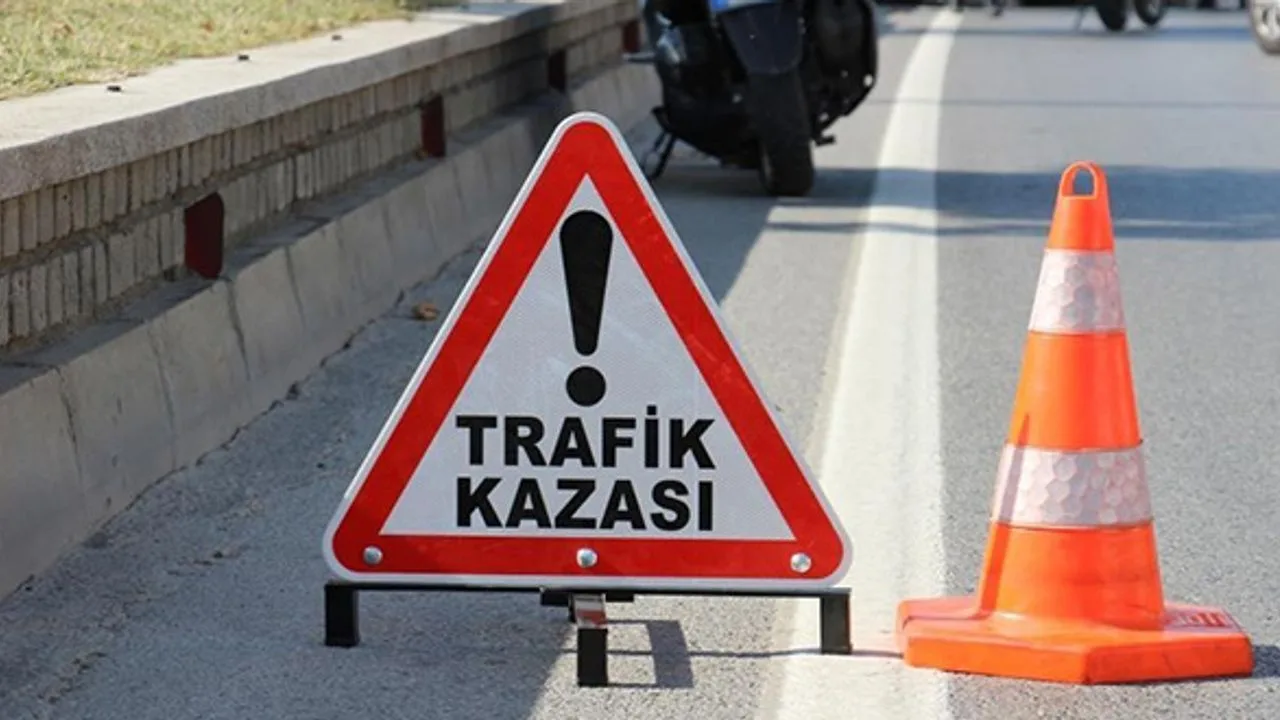 Sabaha karşı meydana gelen iki ayrı trafik kazasında 3 kişi