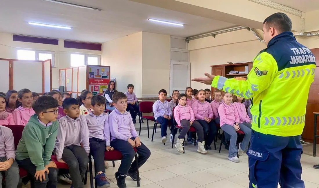 Jandarma ekipleri, öğrencilere trafik güvenliği ve jandarmanın görevleri hakkında bilgilendirme