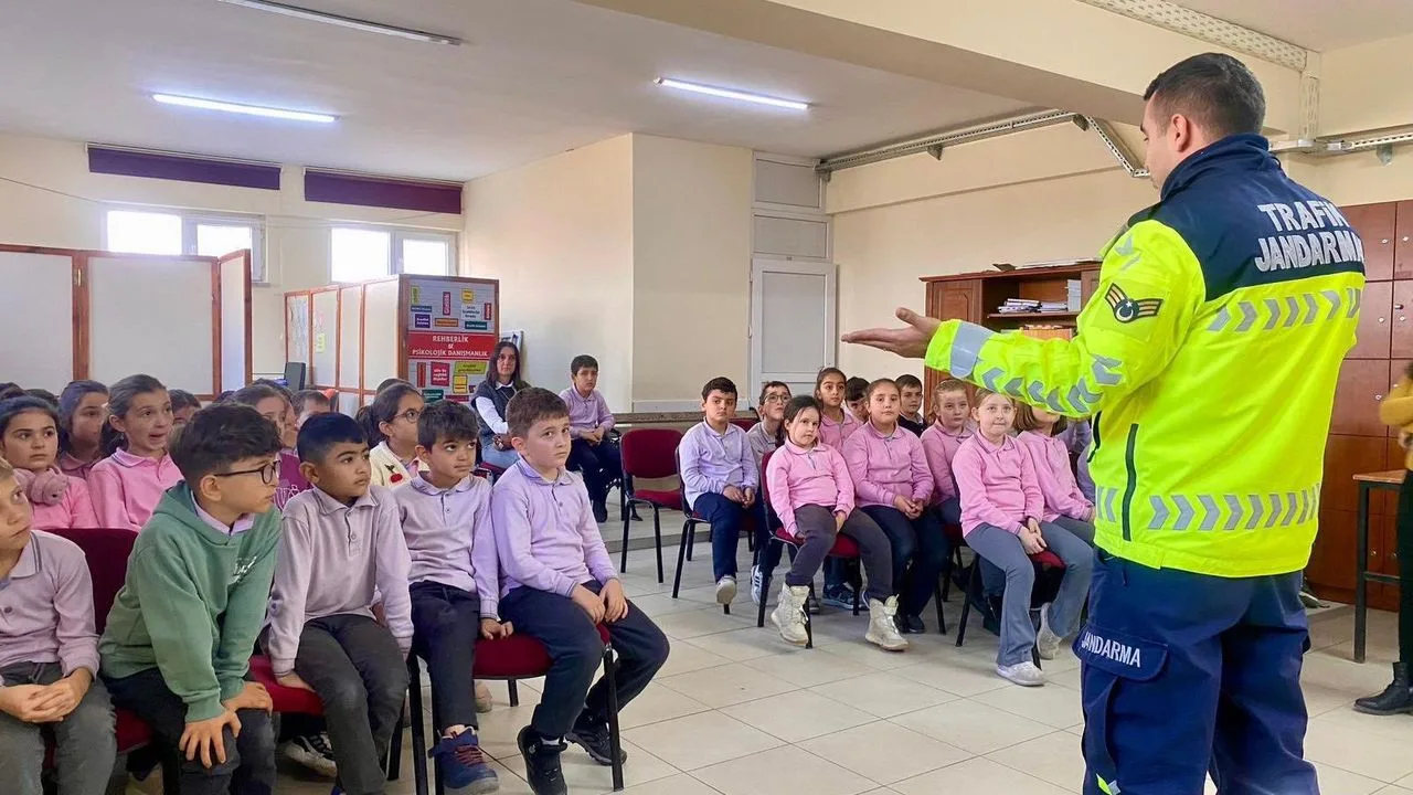 Jandarma ekipleri, öğrencilere trafik güvenliği ve jandarmanın görevleri hakkında bilgilendirme