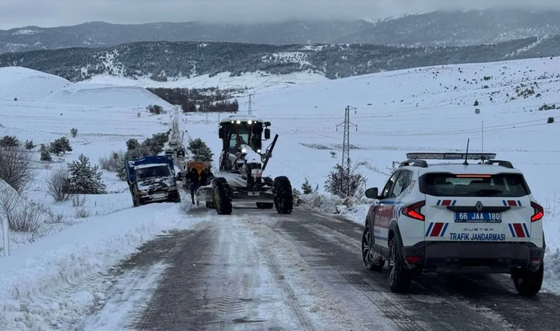 Yozgat’ta etkili olan yoğun kar yağışı sonrası yolda mahsur kalan