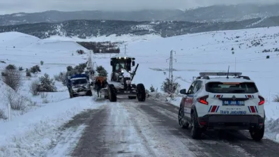 Yozgat’ta etkili olan yoğun kar yağışı sonrası yolda mahsur kalan