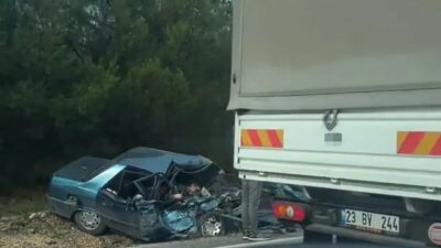 Bir kamyonet ile otomobilin kafa kafaya çarpıştığı kazada 2 kişi