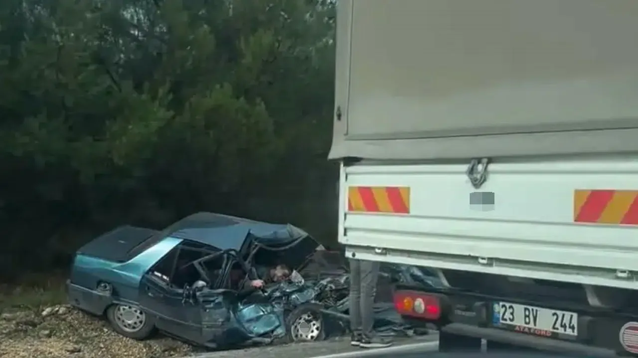 Bir kamyonet ile otomobilin kafa kafaya çarpıştığı kazada 2 kişi