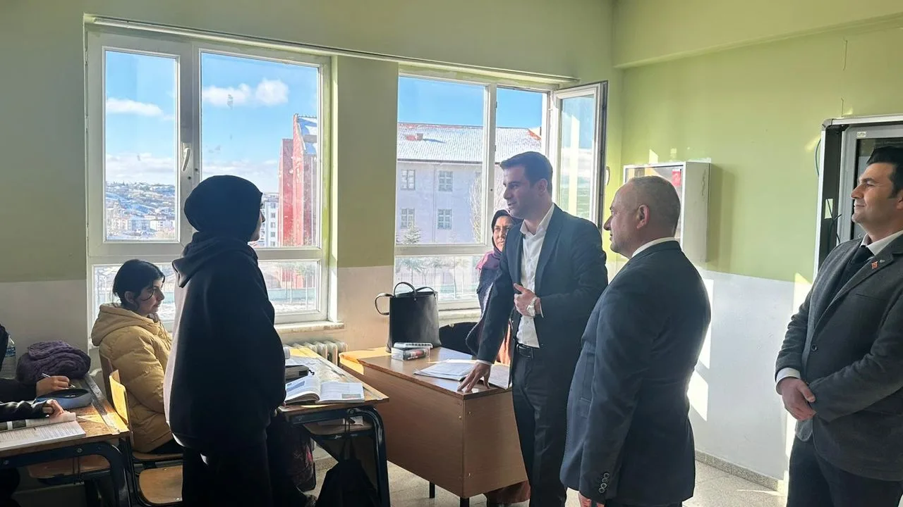 Sarıkaya Kaymakamı Mubin Demirkıran, okul ziyaretleri kapsamında Şehit Hasan Hüseyin