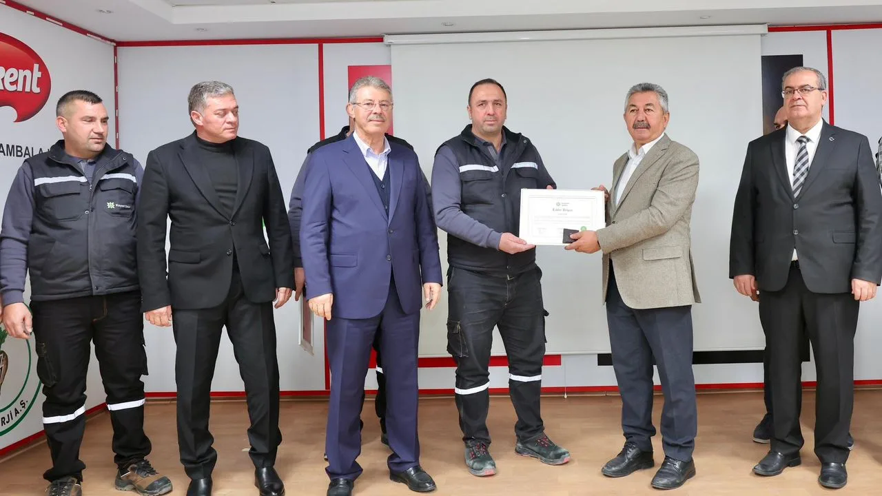 Kayseri Şeker yöneticileri, Boğazlıyan Şeker Fabrikası'nın kampanya kapanış programında çalışanlarıyla