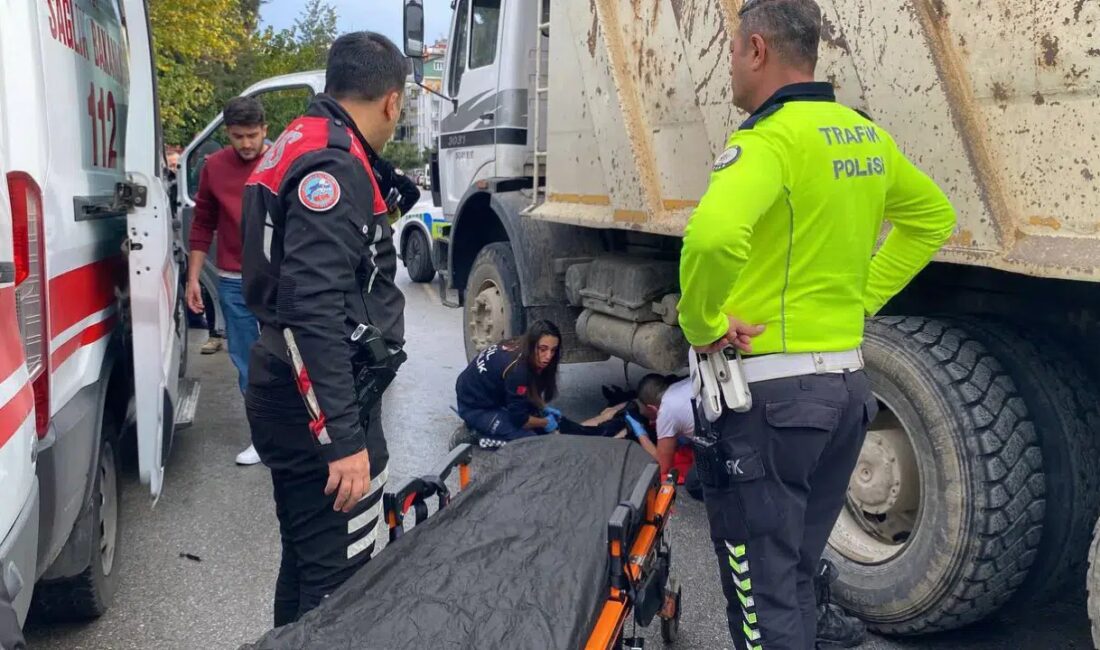 Aydın'ın Efeler ilçesinde hafriyat kamyonuyla çarpışan motosikletli kurye, kamyonun altında