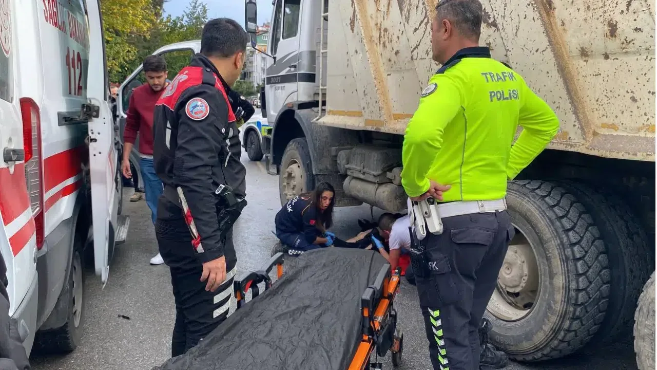 Aydın'ın Efeler ilçesinde hafriyat kamyonuyla çarpışan motosikletli kurye, kamyonun altında