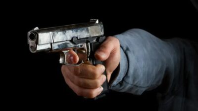 21 yaşındaki market çalışanı, iş yerini açtığı sırada uğradığı silahlı