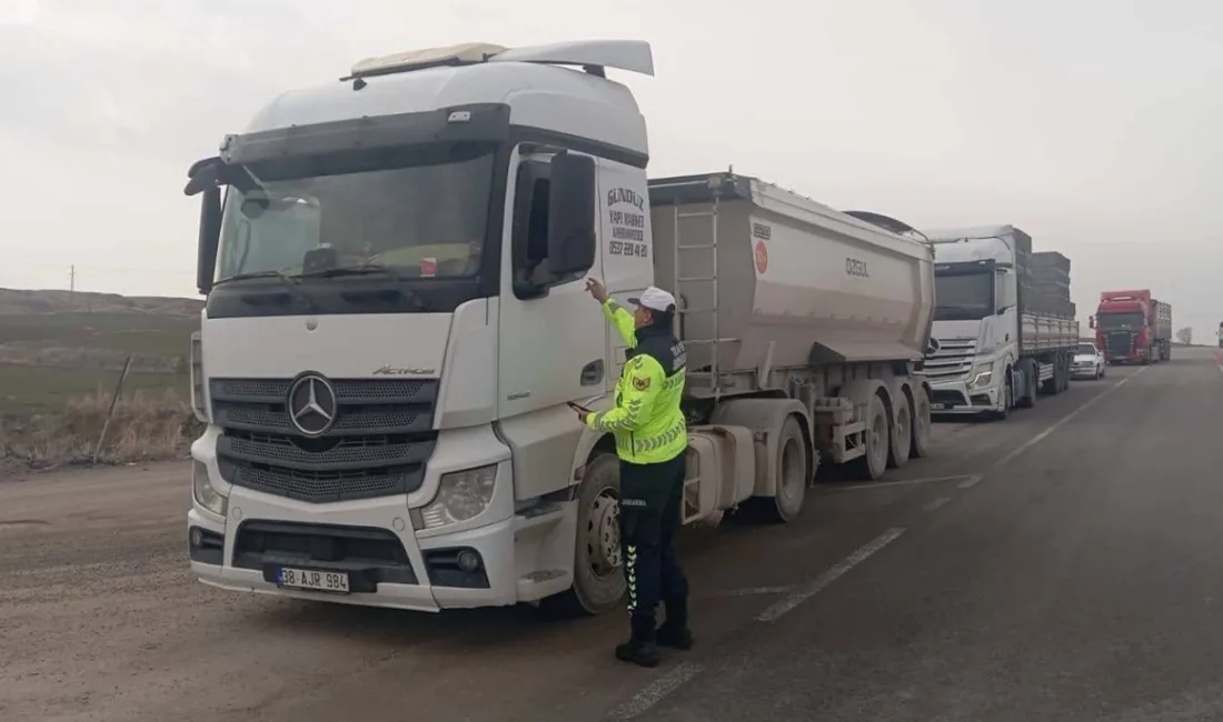 Sorgun İlçe Jandarma Komutanlığı Trafik Jandarması, yük taşımacılığı yapan araç