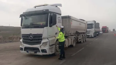 Sorgun İlçe Jandarma Komutanlığı Trafik Jandarması, yük taşımacılığı yapan araç