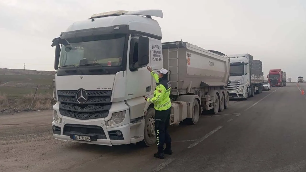 Sorgun İlçe Jandarma Komutanlığı Trafik Jandarması, yük taşımacılığı yapan araç