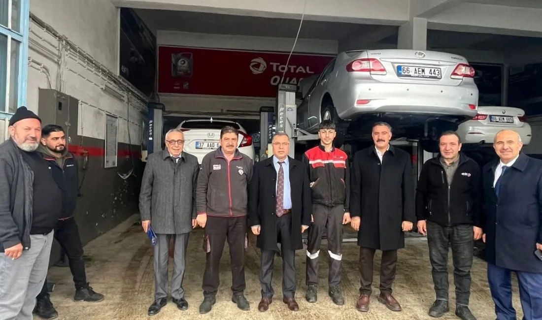 Yozgat İl Milli Eğitim Müdürü İsmail Altınkaynak, beraberindeki ekiple birlikte