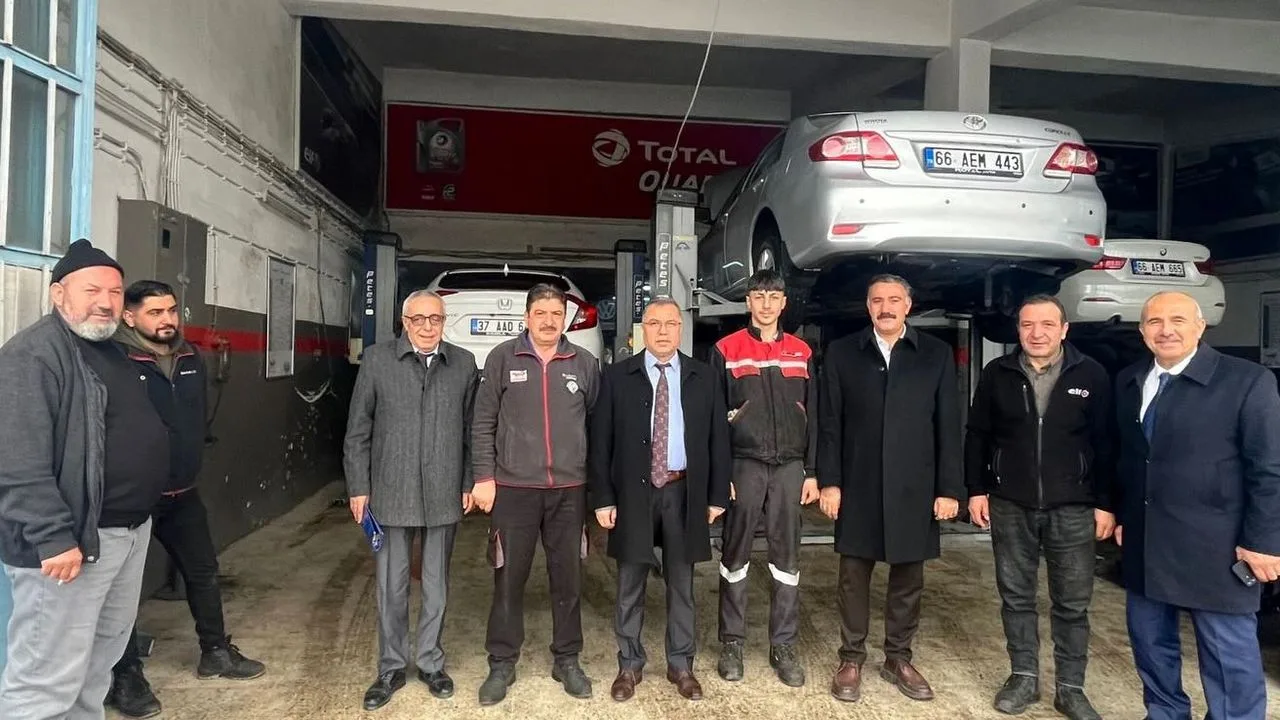 Yozgat İl Milli Eğitim Müdürü İsmail Altınkaynak, beraberindeki ekiple birlikte