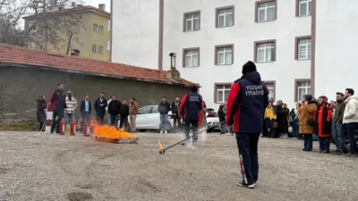 Yozgat İl Sağlık Müdürlüğü'nde düzenlenen Yangın Söndürme Eğitimi, çalışanların yangın
