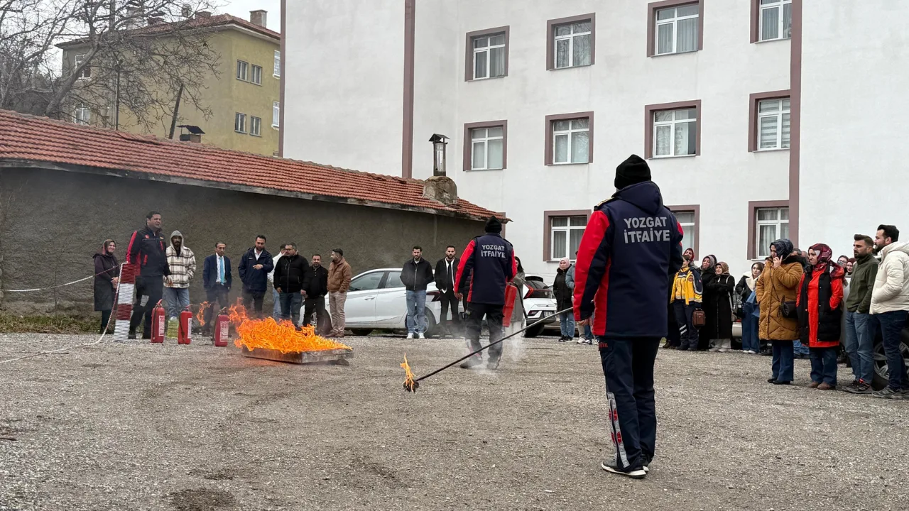 Yozgat İl Sağlık Müdürlüğü'nde düzenlenen Yangın Söndürme Eğitimi, çalışanların yangın