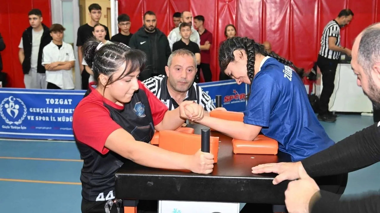 Yozgat’ta düzenlenen okul sporları, rekor katılımla gerçekleştirildi.  Müsabakalara katılan