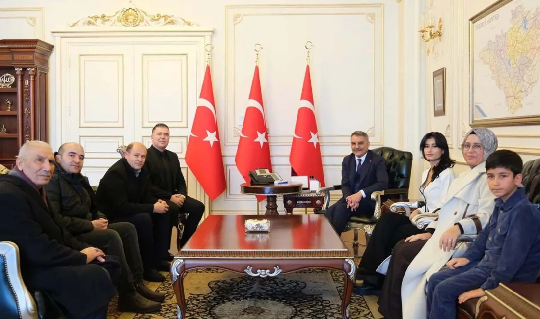 Dereceye giren yarışmacılara ödülleri Yozgat Valisi Mehmet Ali Özkan tarafından