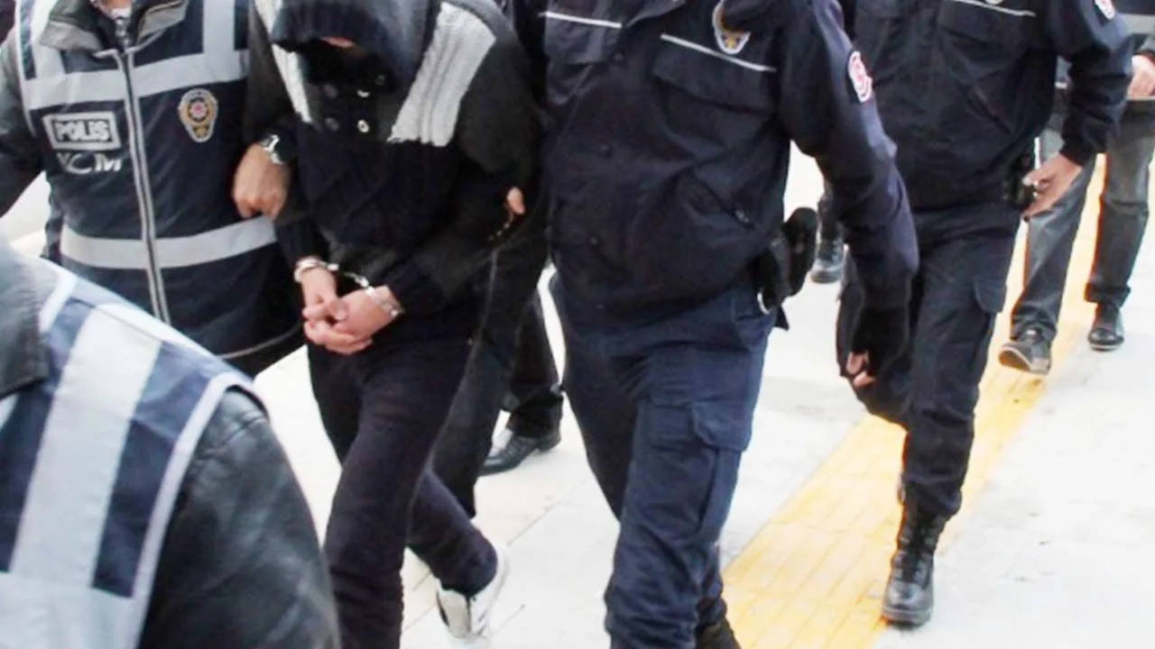 İçişleri Bakanlığı, 33 ilde gerçekleştirilen eş zamanlı operasyonlarda toplam 233