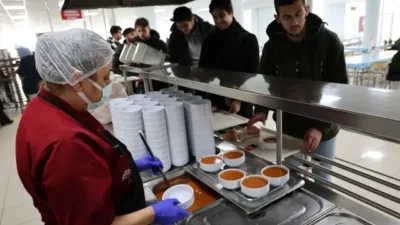 Soğuk kış günlerinde yapılan bu ikram, öğrencilere moral ve motivasyon