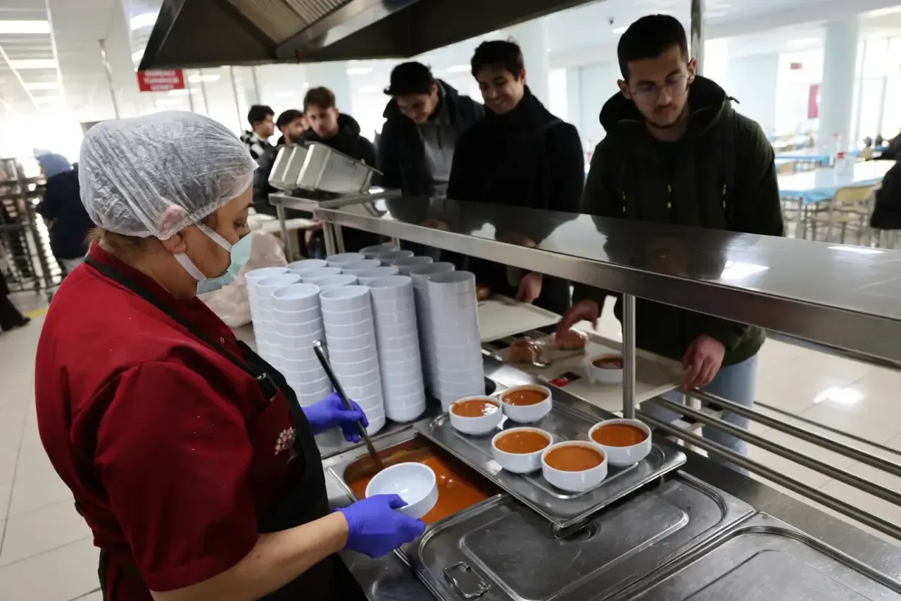 Soğuk kış günlerinde yapılan bu ikram, öğrencilere moral ve motivasyon