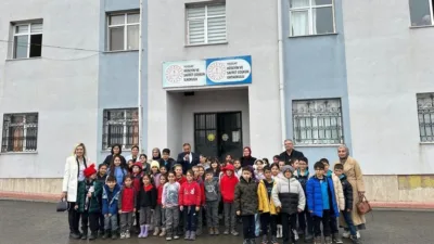Yozgat’ta öğrenciler, sosyal sorumluluk etkinliği kapsamında temin ettikleri çocuk kitaplarını
