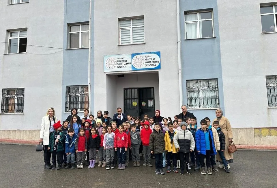 Yozgat’ta öğrenciler, sosyal sorumluluk etkinliği kapsamında temin ettikleri çocuk kitaplarını