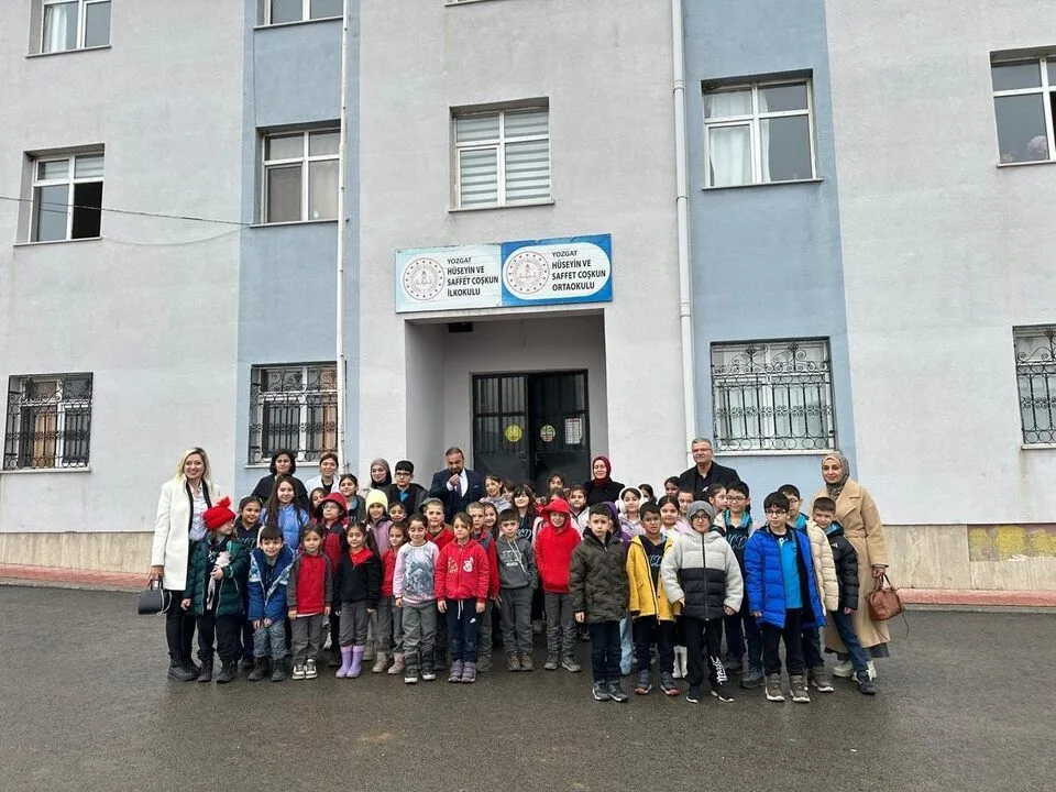 Yozgat’ta öğrenciler, sosyal sorumluluk etkinliği kapsamında temin ettikleri çocuk kitaplarını