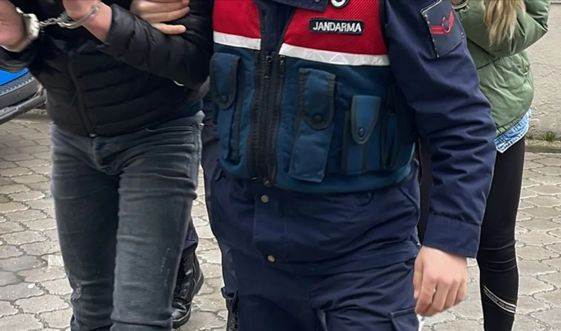 Yozgat Akdağmadeni İlçe Jandarma Komutanlığı, farklı suçlardan aranan iki şahsı