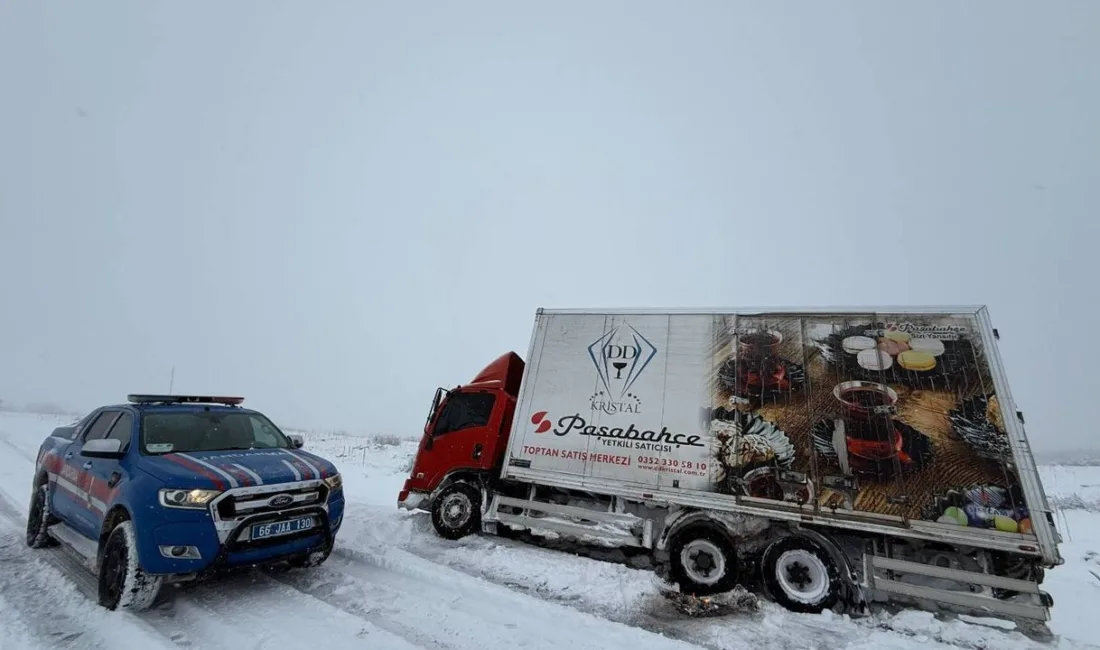 Yozgat’ta etkili olan kar yağışı nedeniyle karda mahsur kalan vatandaşlar