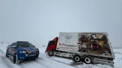 Yozgat’ta etkili olan kar yağışı nedeniyle karda mahsur kalan vatandaşlar