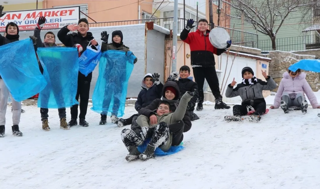 Yozgat’ta etkili olan kar yağışı nedeniyle okullar tatil edildi. Çocuklar,