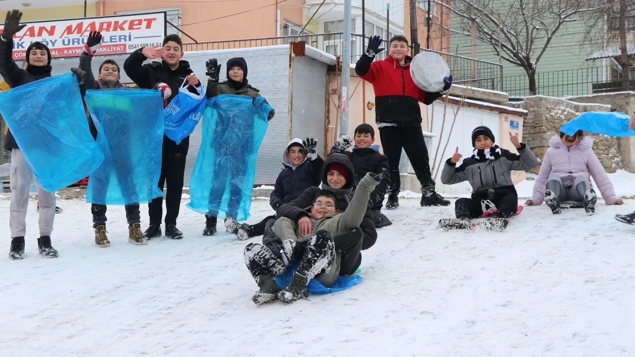 Yozgat’ta etkili olan kar yağışı nedeniyle okullar tatil edildi. Çocuklar,