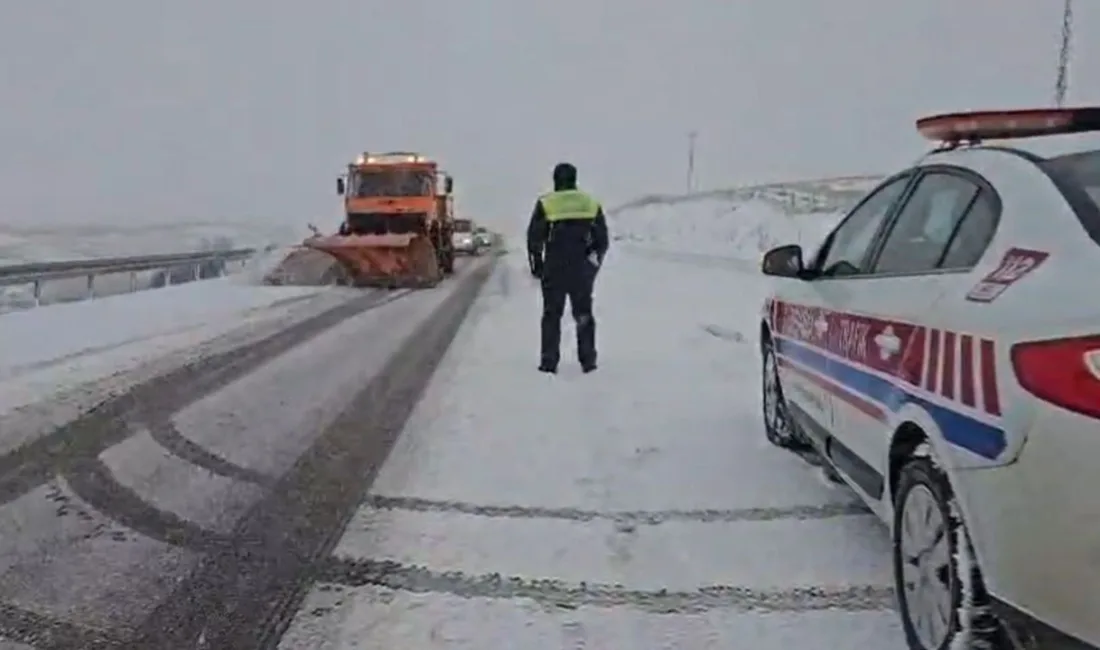 Yozgat Valiliği, kar yağışı nedeniyle bazı yolların buzlandığını bildirdi ve