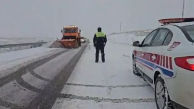 Yozgat Valiliği, kar yağışı nedeniyle bazı yolların buzlandığını bildirdi ve