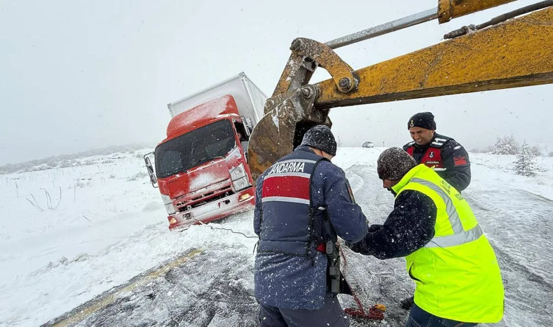Yozgat genelinde etkili olan yoğun kar yağışı nedeniyle yolda kalan