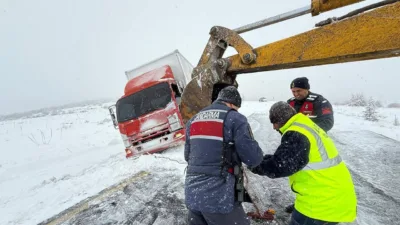 Yozgat genelinde etkili olan yoğun kar yağışı nedeniyle yolda kalan