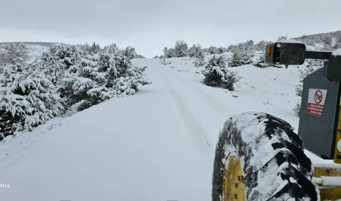 Yozgat'ın Çekerek ilçesinde, kış koşullarının etkisiyle köy yollarında ulaşımın aksamaması