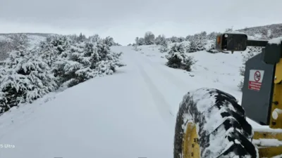 Yozgat'ın Çekerek ilçesinde, kış koşullarının etkisiyle köy yollarında ulaşımın aksamaması