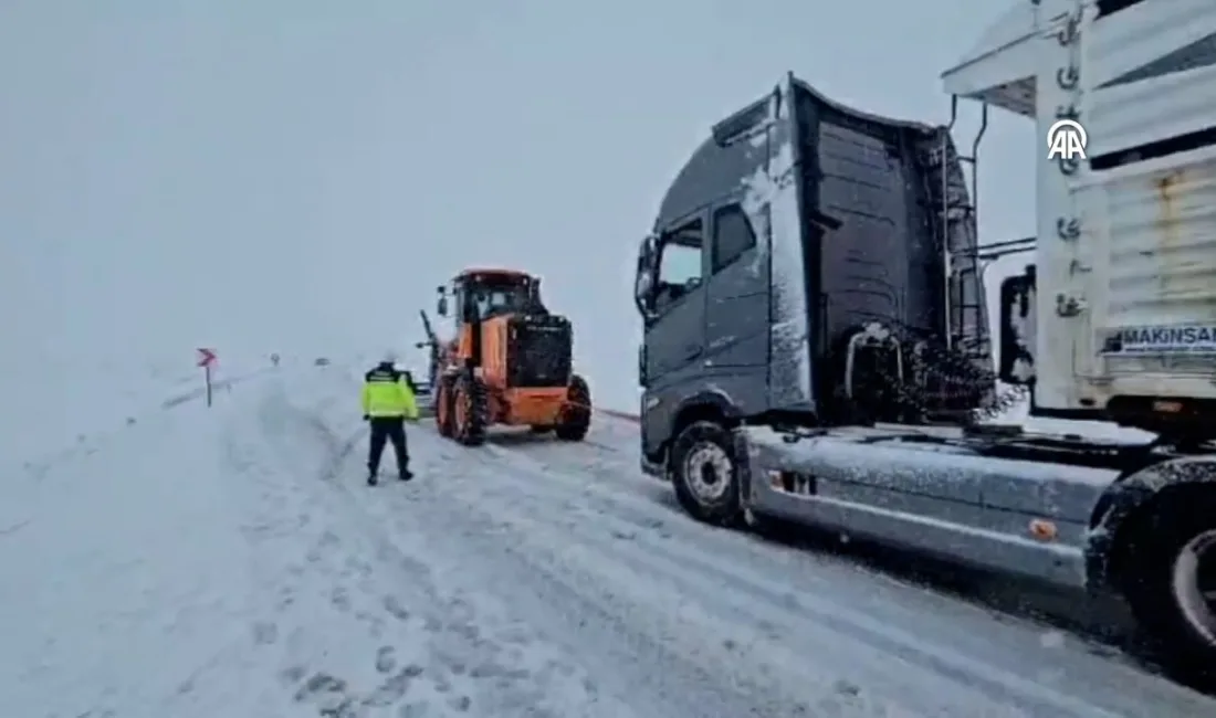 Yozgat'ta etkili olan yoğun kar yağışı ve tipi, yolda mahsur