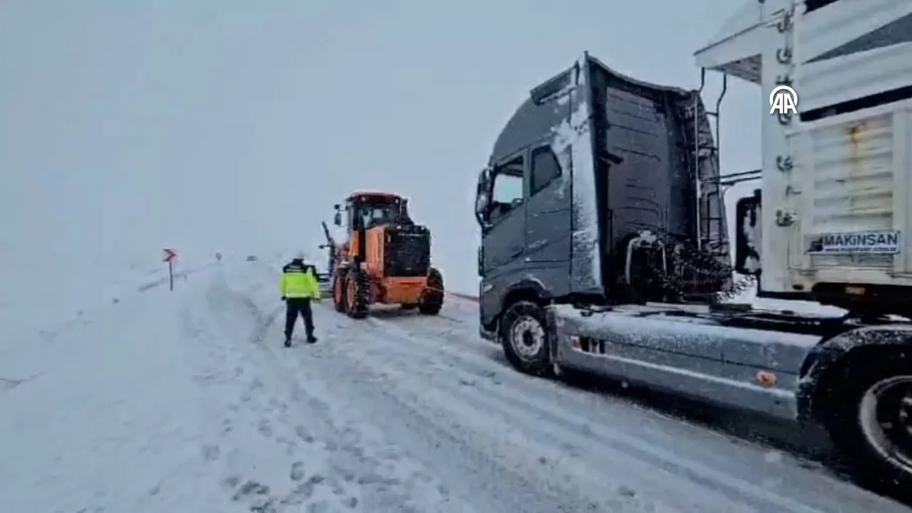Yozgat'ta etkili olan yoğun kar yağışı ve tipi, yolda mahsur