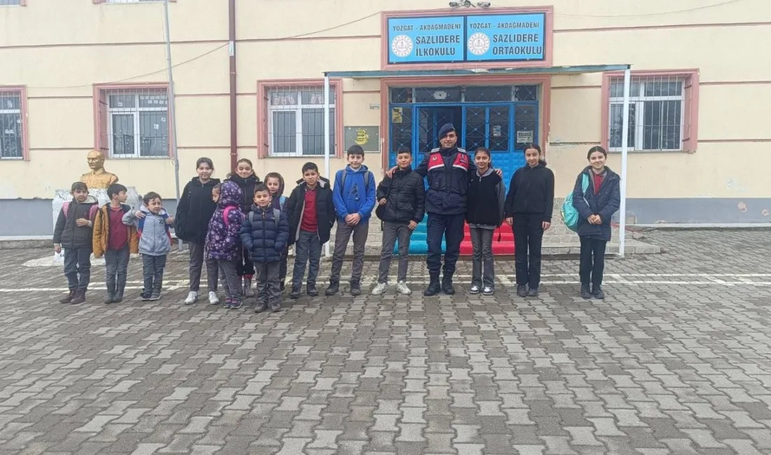 Akdağmadeni İlçe Jandarma Komutanlığı, Sazlıdere İlkokulu çevresinde güvenlik denetimi gerçekleştirdi.