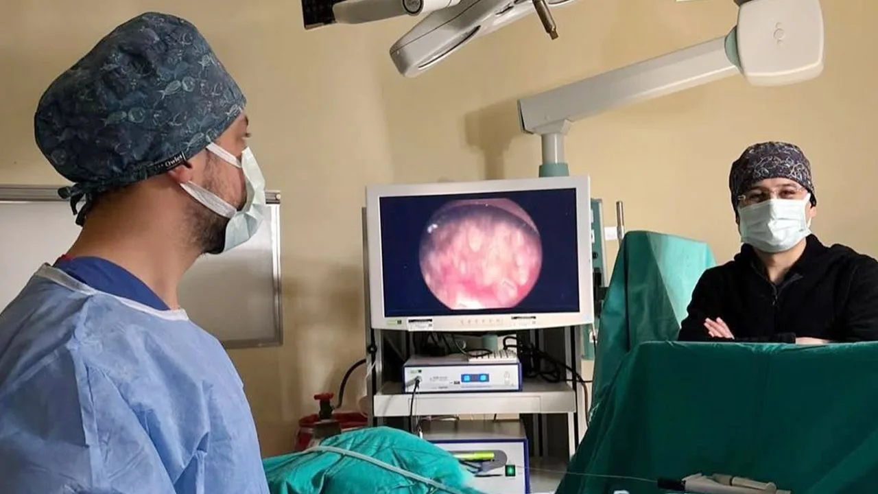 Akdağmadeni Devlet Hastanesi'nde gerçekleştirilen endoskopik sistolitotomi operasyonu, mesane taşı rahatsızlığı