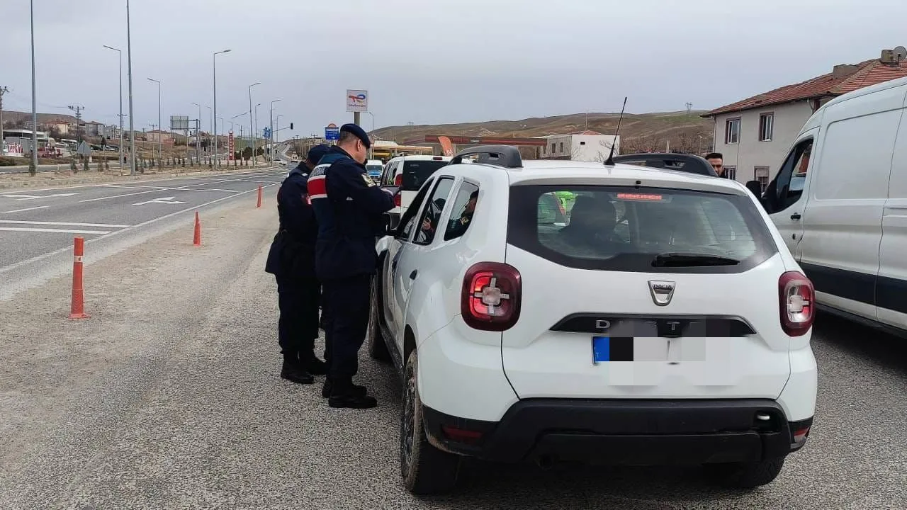 Yozgat’ta jandarma ekipleri tarafından durdurulan bir sürücünün uyuşturucu etkisi altında