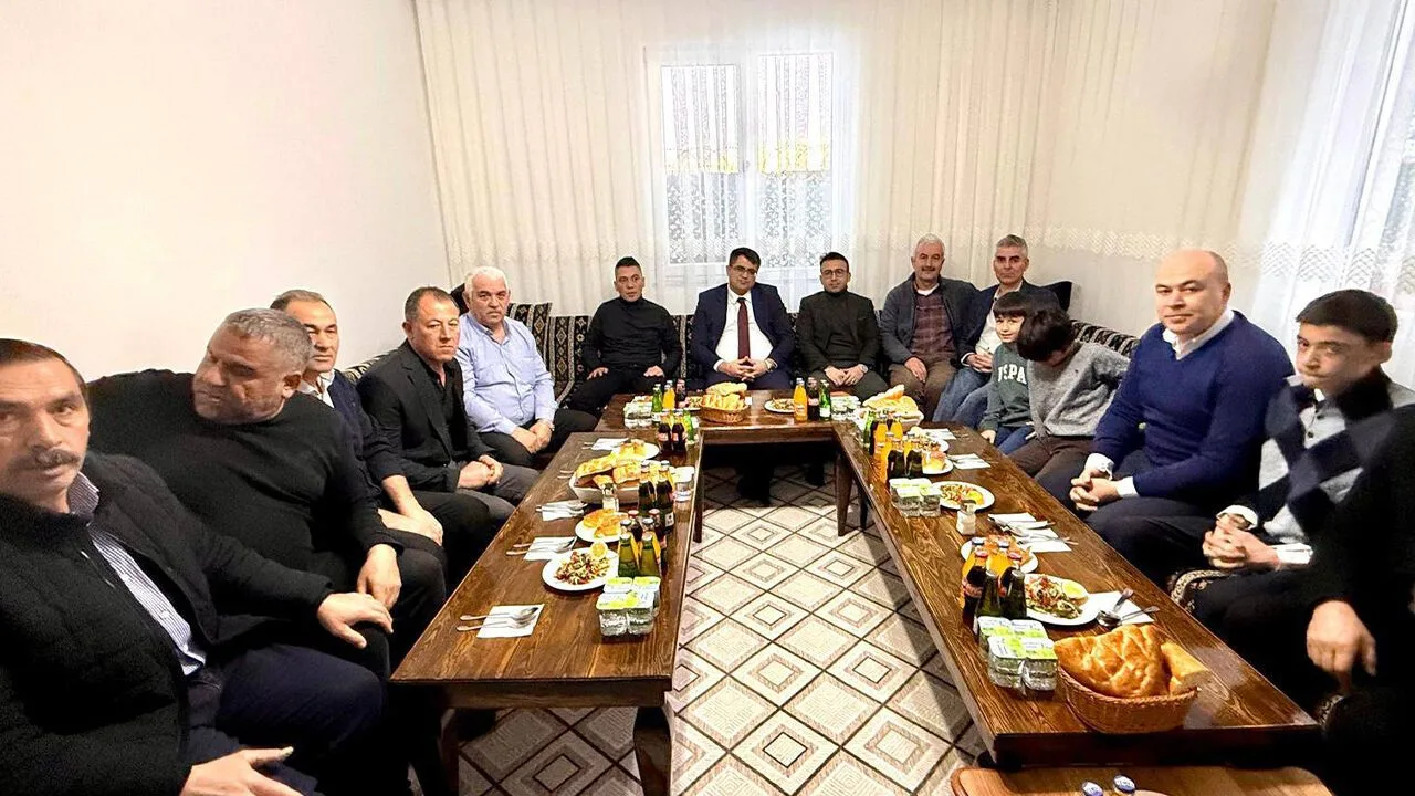 Yozgat’ın Akdağmadeni ilçesinde Kaymakam Cafer Kaymakçı, muhtarlarla düzenlenen iftar programında