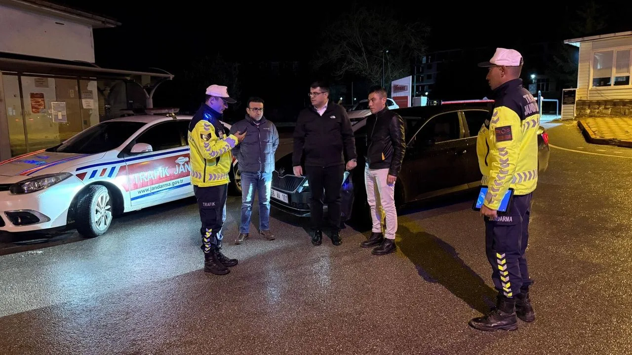 Akdağmadeni Kaymakamı Cafer Kaymakçı, ilçe genelinde gerçekleştirilen yol kontrolü ve