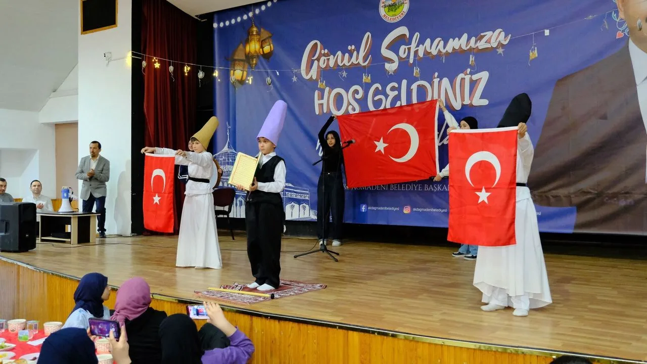 Akdağmadeni Belediyesi ve Namık Kemal Ortaokulu tarafından organize edilen iftar