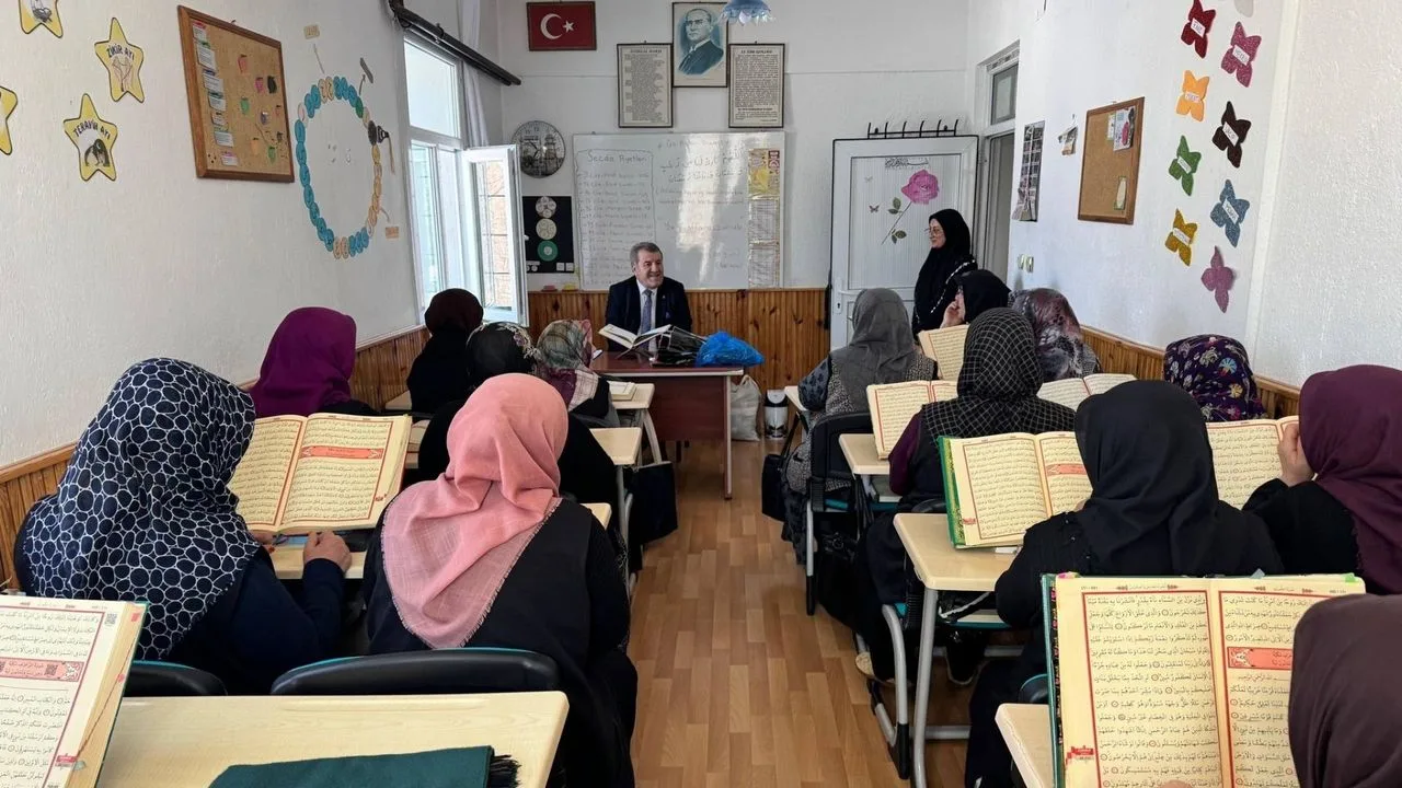 Yozgat'ın Belekcehan beldesinde, Belediye Başkanı Şahin Arısoy, 8 Mart Dünya