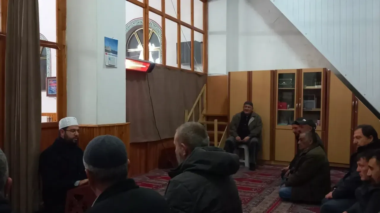 Gülpınar Köyü Camii’nde Ramazan ayı dolayısıyla teravih namazı buluşması yapıldı.