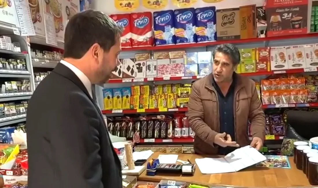 Sarıkaya Belediye Başkanı Osman Gözan, bakkallardaki veresiye borçlarını ödeyerek esnafa